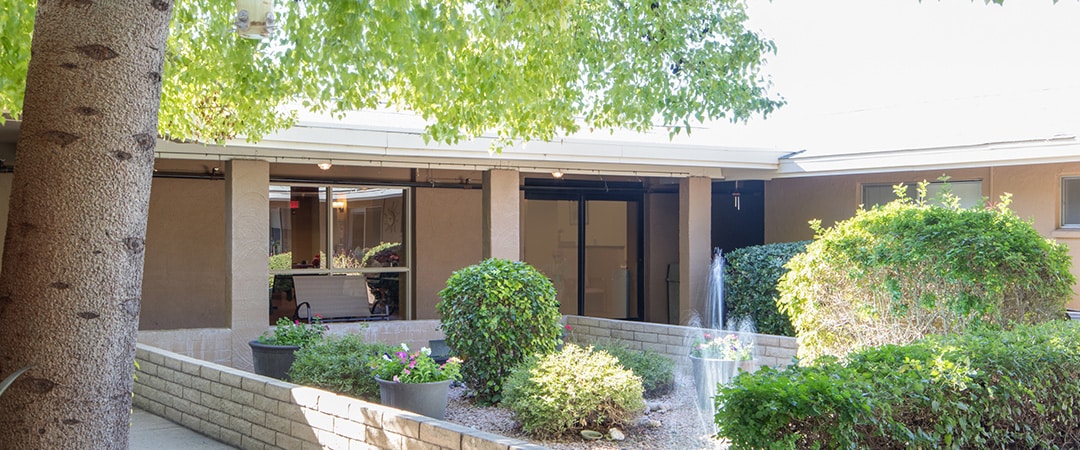 The courtyard at Sandridge Post Acute